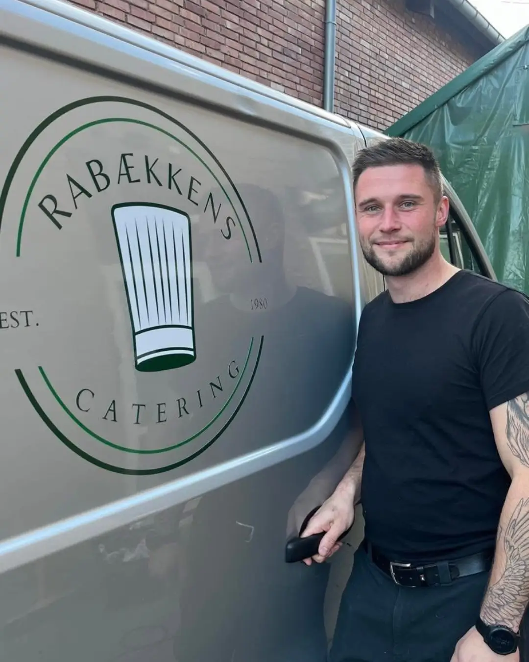 Rabaekkens Catering ejer staar foran firmabil