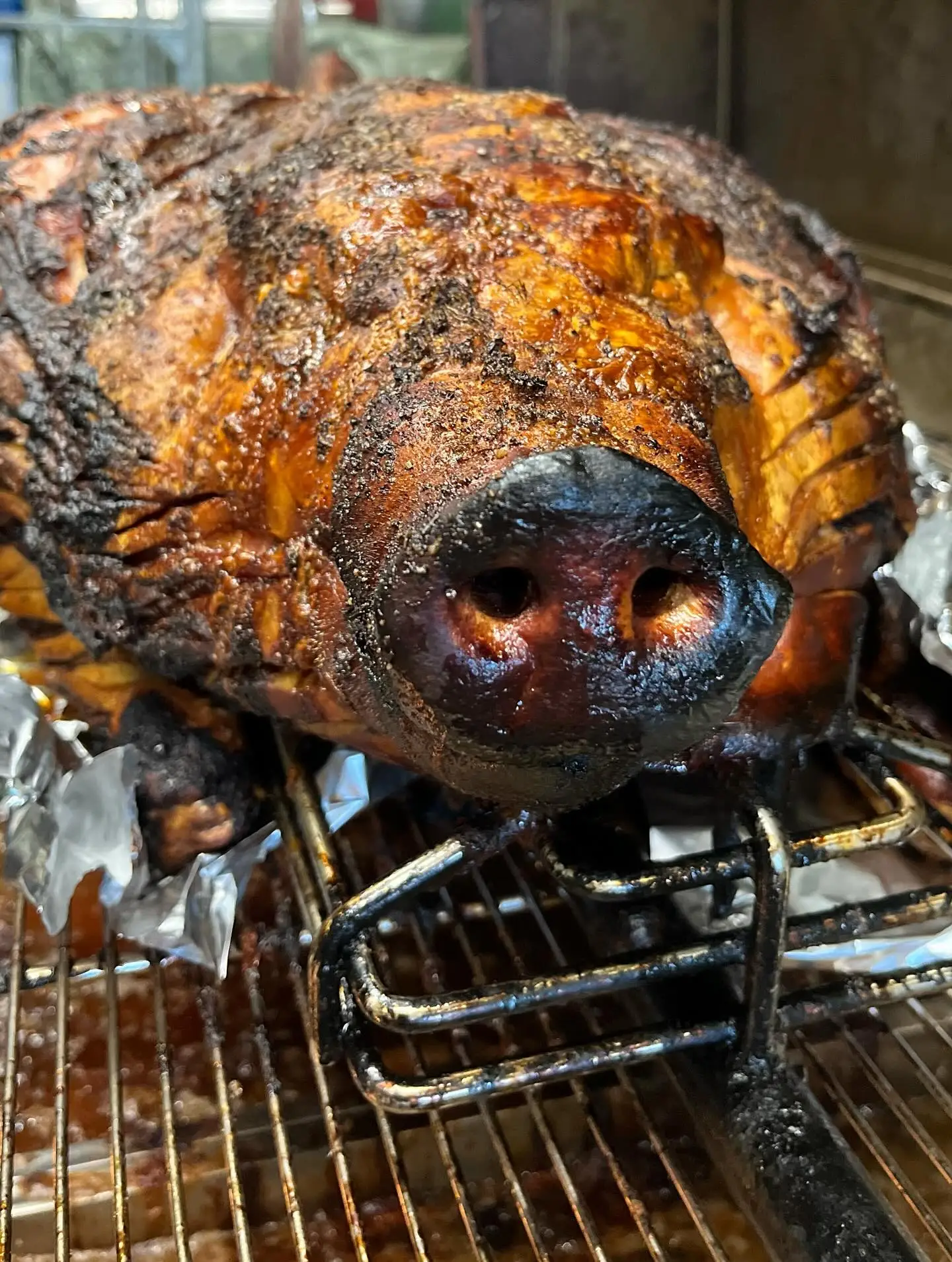 Rabaekkens helstegte gris på grill