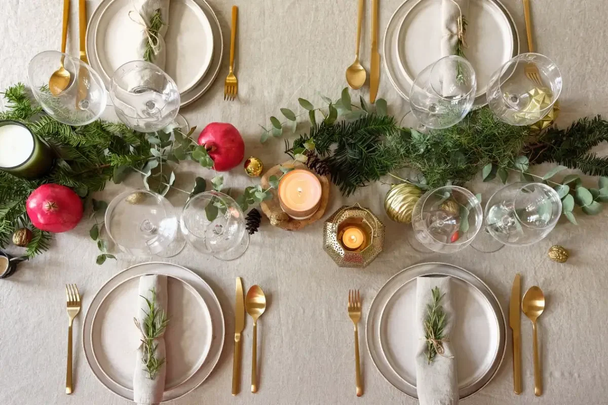 Rabaekkens-catering-julefrokost-bord Juledækket bord klar til julefrokost